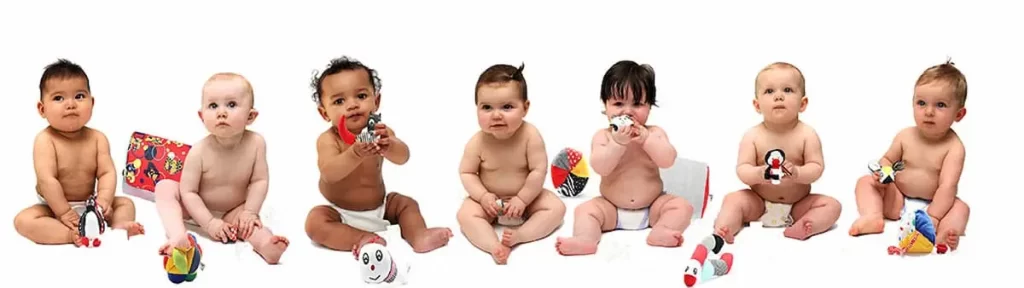 bebés con juguetes de estimulación